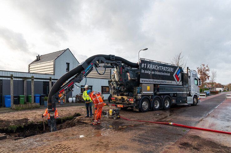 In beeld: Reparatie gebroken waterleiding in Westenholte blijkt flinke klus - Foto: Peter Denekamp