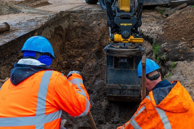 In beeld: Reparatie gebroken waterleiding in Westenholte blijkt flinke klus - Foto: Peter Denekamp