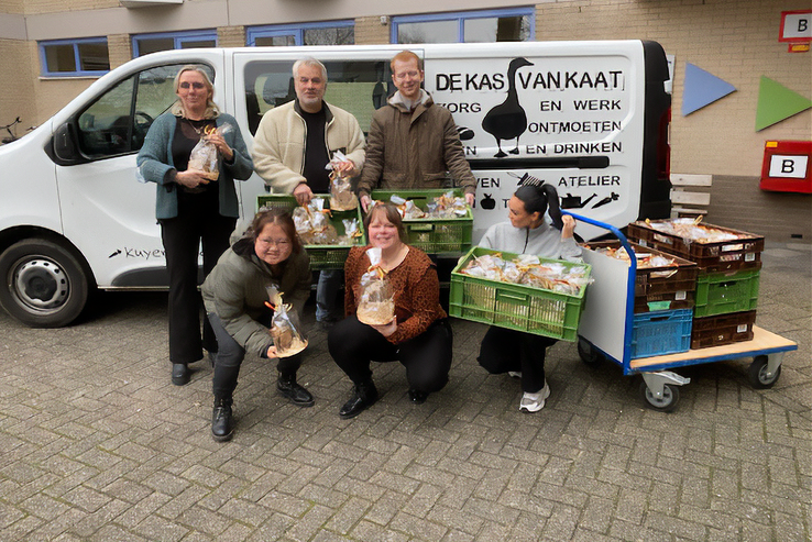 Mensen van de Kas van Kaat met de kerspakketjes voor bejaarden.    - Foto: ODIJ