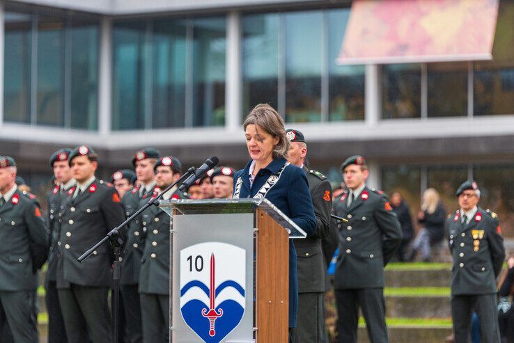 In beeld: Landmacht beëdigt meer dan 50 nieuwe reservisten bij Overijssels provinciehuis - Foto: Peter Denekamp