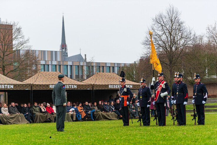 In beeld: Landmacht beëdigt meer dan 50 nieuwe reservisten bij Overijssels provinciehuis - Foto: Peter Denekamp