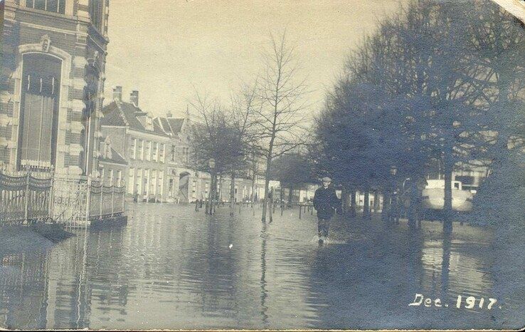 Willemskade/Harm Smeengekade. Op de foto staat 'dec. 1917', volgens Collectie Overijssel is de foto gemaakt op 14 januari 1916. - Foto: Collectie Overijssel