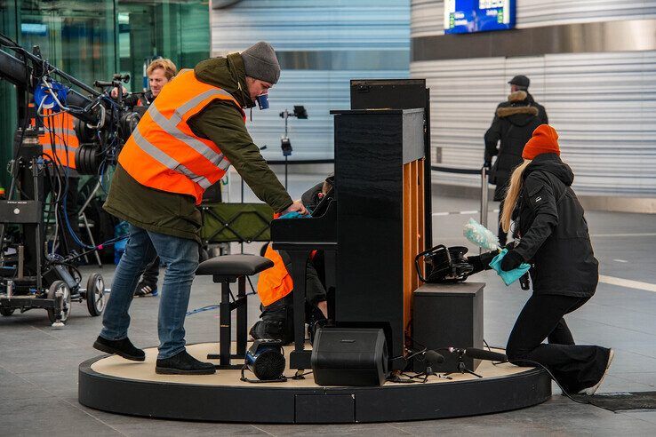 Tv-opnames voor The Piano in station Zwolle - Foto: Obbe Bakker