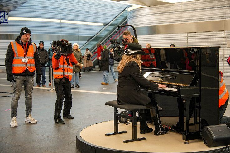 Tv-opnames voor The Piano in station Zwolle - Foto: Obbe Bakker