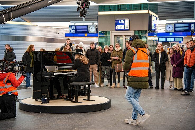 Tv-opnames voor The Piano in station Zwolle - Foto: Obbe Bakker