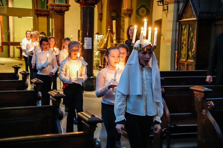 In beeld: Kinderen en jongeren geven kerstconcert onder de Peperbus - Foto: Obbe Bakker