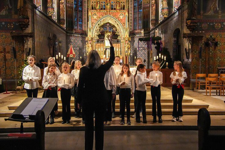 In beeld: Kinderen en jongeren geven kerstconcert onder de Peperbus - Foto: Obbe Bakker