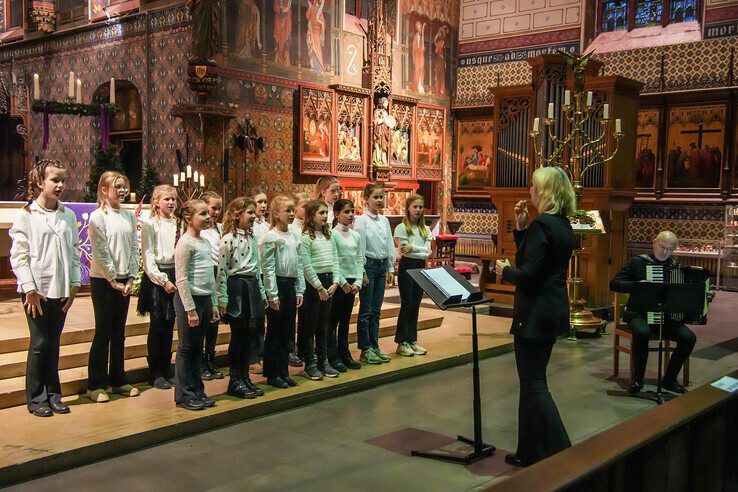 In beeld: Kinderen en jongeren geven kerstconcert onder de Peperbus - Foto: Obbe Bakker