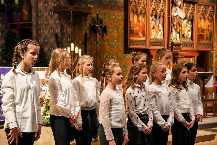 In beeld: Kinderen en jongeren geven kerstconcert onder de Peperbus - Foto: Obbe Bakker