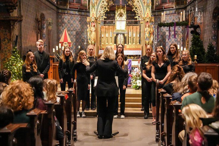 In beeld: Kinderen en jongeren geven kerstconcert onder de Peperbus - Foto: Obbe Bakker