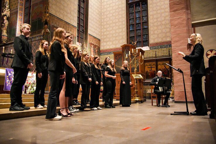 In beeld: Kinderen en jongeren geven kerstconcert onder de Peperbus - Foto: Obbe Bakker