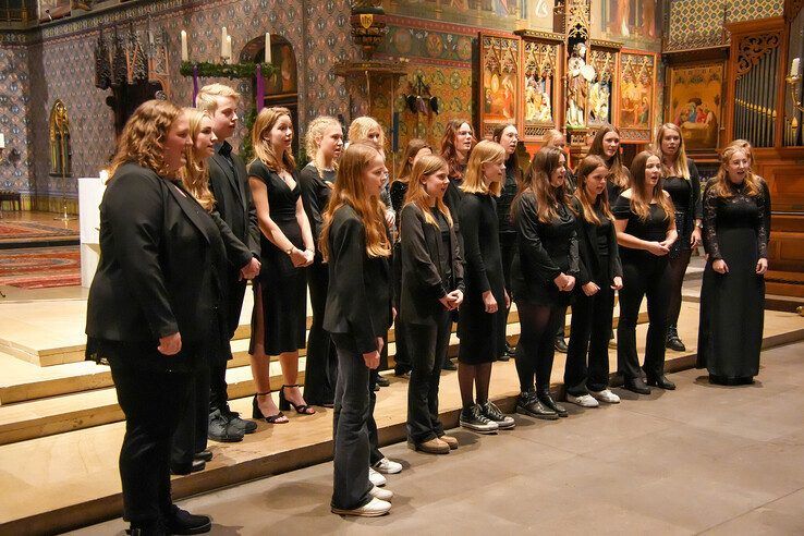 In beeld: Kinderen en jongeren geven kerstconcert onder de Peperbus - Foto: Obbe Bakker