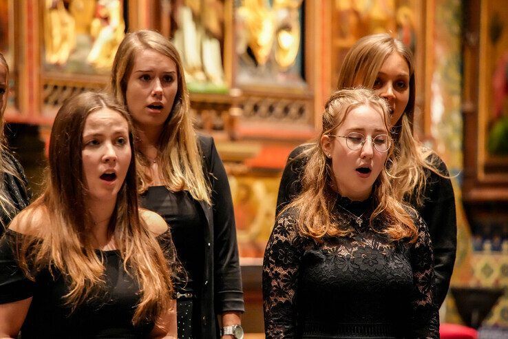 In beeld: Kinderen en jongeren geven kerstconcert onder de Peperbus - Foto: Obbe Bakker