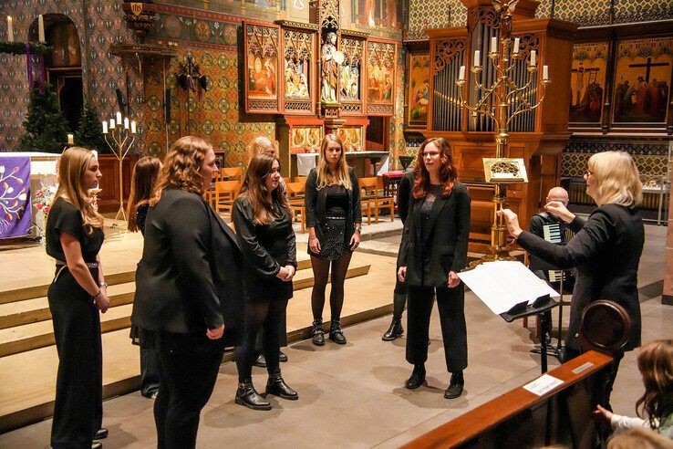 In beeld: Kinderen en jongeren geven kerstconcert onder de Peperbus - Foto: Obbe Bakker