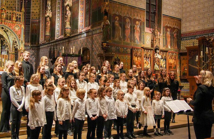 In beeld: Kinderen en jongeren geven kerstconcert onder de Peperbus - Foto: Obbe Bakker