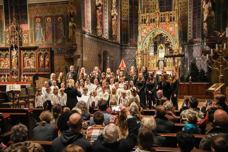 In beeld: Kinderen en jongeren geven kerstconcert onder de Peperbus - Foto: Obbe Bakker