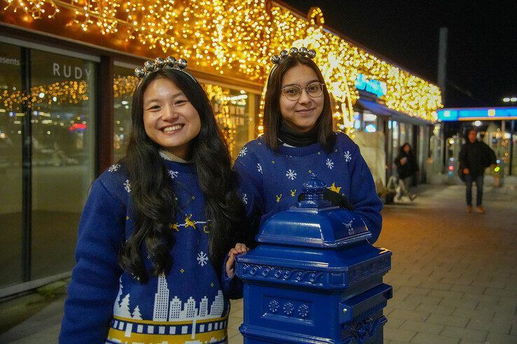 Treinreizigers sturen gratis kerstkaartjes op station Zwolle - Foto: Obbe Bakker