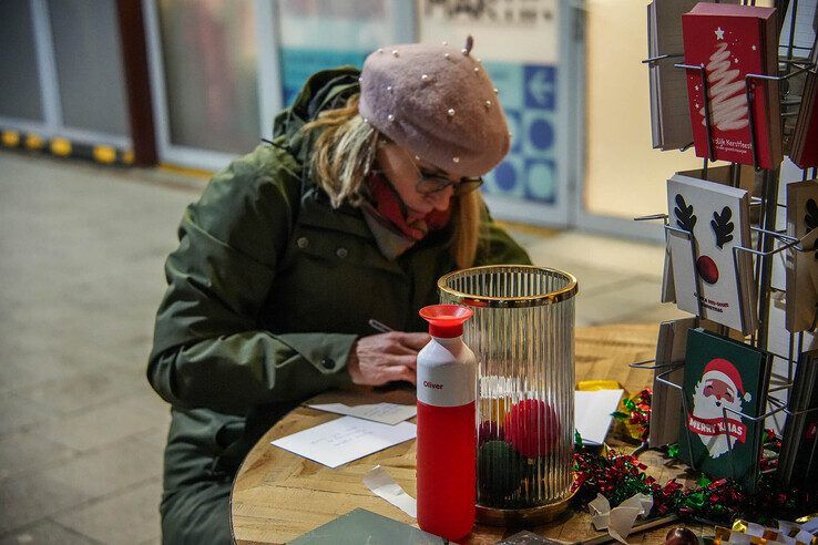 Treinreizigers sturen gratis kerstkaartjes op station Zwolle - Foto: Obbe Bakker