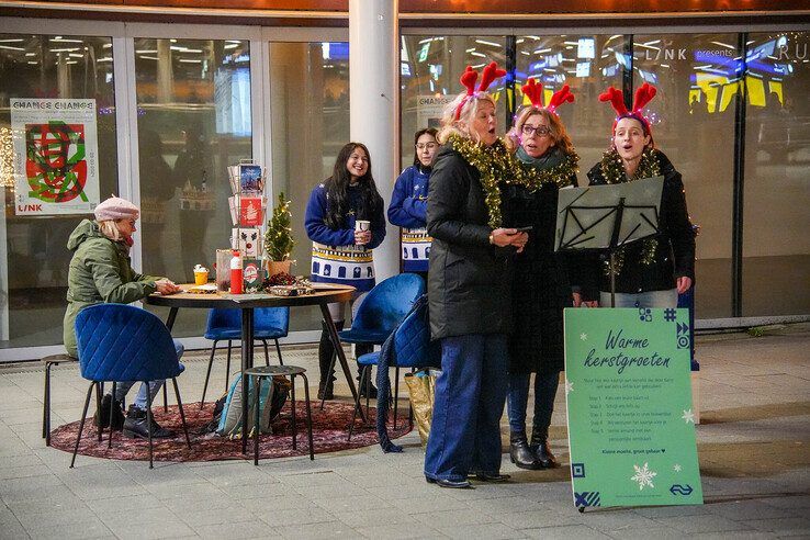 Treinreizigers sturen gratis kerstkaartjes op station Zwolle - Foto: Obbe Bakker