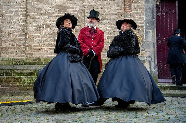 In beeld: Topdrukte op eerste dag van Dickens Festijn in Deventer - Foto: Obbe Bakker