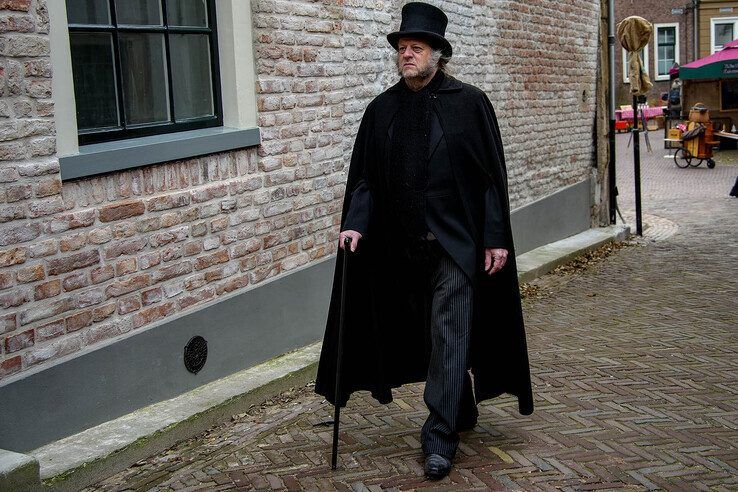 In beeld: Topdrukte op eerste dag van Dickens Festijn in Deventer - Foto: Obbe Bakker