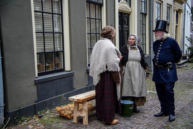 In beeld: Topdrukte op eerste dag van Dickens Festijn in Deventer - Foto: Obbe Bakker