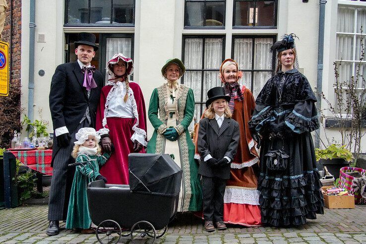 In beeld: Topdrukte op eerste dag van Dickens Festijn in Deventer - Foto: Obbe Bakker