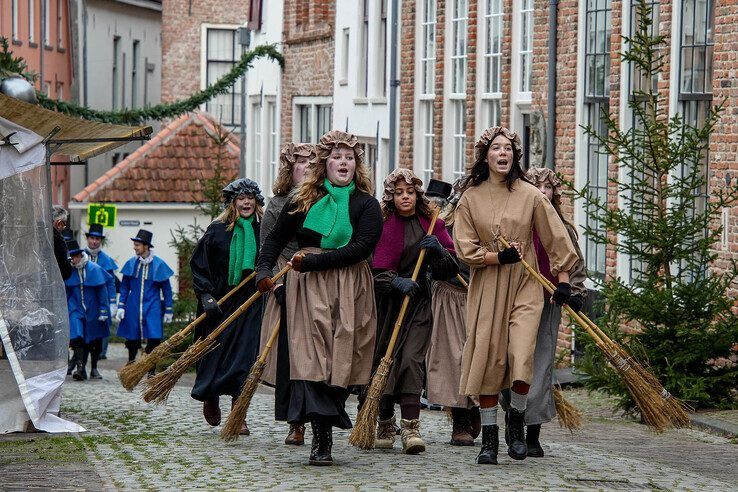 In beeld: Topdrukte op eerste dag van Dickens Festijn in Deventer - Foto: Obbe Bakker