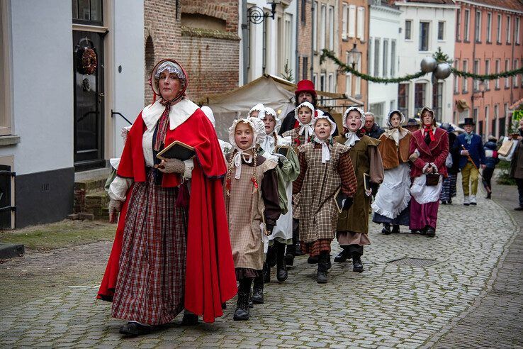 In beeld: Topdrukte op eerste dag van Dickens Festijn in Deventer - Foto: Obbe Bakker