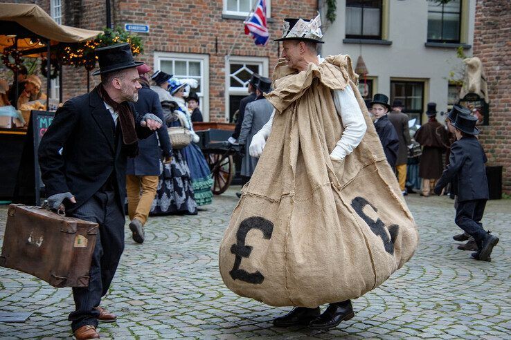 In beeld: Topdrukte op eerste dag van Dickens Festijn in Deventer - Foto: Obbe Bakker