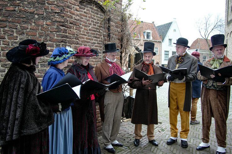 In beeld: Topdrukte op eerste dag van Dickens Festijn in Deventer - Foto: Obbe Bakker