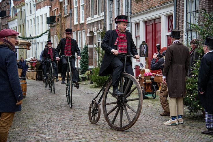 In beeld: Topdrukte op eerste dag van Dickens Festijn in Deventer - Foto: Obbe Bakker