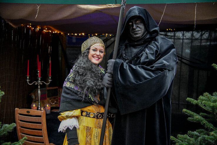 In beeld: Topdrukte op eerste dag van Dickens Festijn in Deventer - Foto: Obbe Bakker