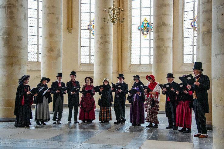 In beeld: Topdrukte op eerste dag van Dickens Festijn in Deventer - Foto: Obbe Bakker