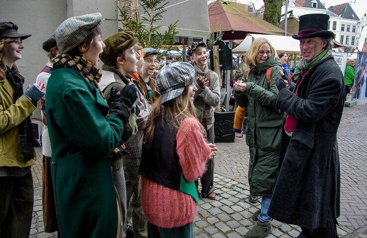 In beeld: Topdrukte op eerste dag van Dickens Festijn in Deventer - Foto: Obbe Bakker