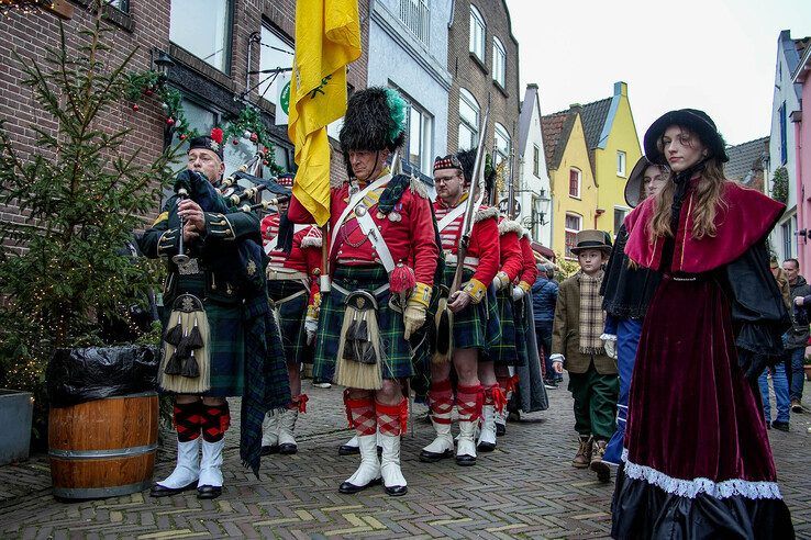 In beeld: Topdrukte op eerste dag van Dickens Festijn in Deventer - Foto: Obbe Bakker