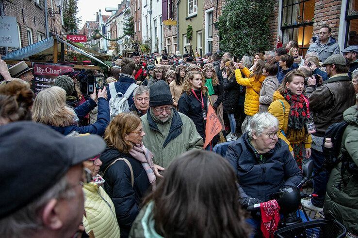 In beeld: Topdrukte op eerste dag van Dickens Festijn in Deventer - Foto: Obbe Bakker