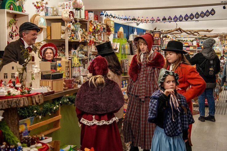 In beeld: Topdrukte op eerste dag van Dickens Festijn in Deventer - Foto: Obbe Bakker