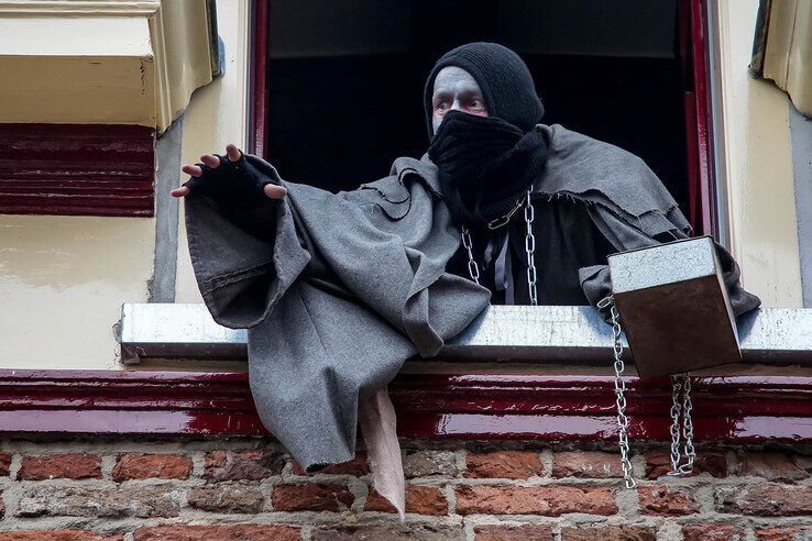 In beeld: Topdrukte op eerste dag van Dickens Festijn in Deventer - Foto: Obbe Bakker