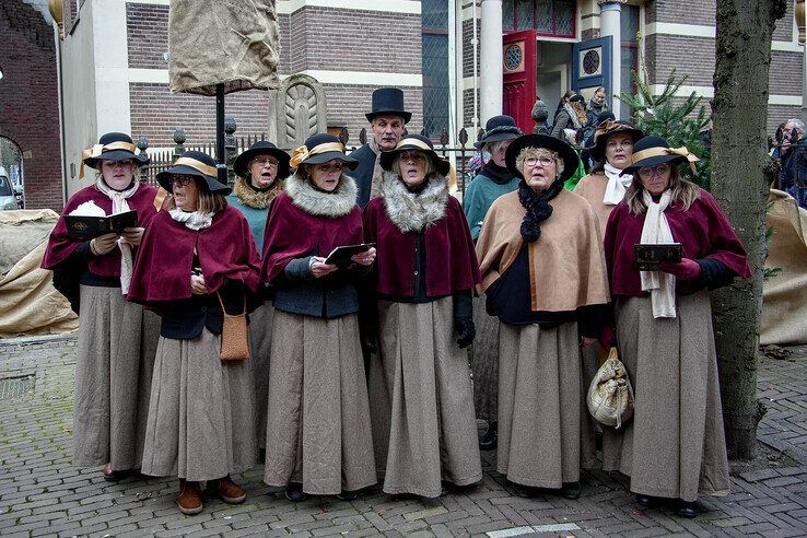 In beeld: Topdrukte op eerste dag van Dickens Festijn in Deventer - Foto: Obbe Bakker