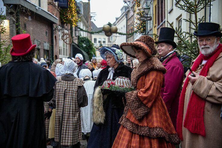 In beeld: Topdrukte op eerste dag van Dickens Festijn in Deventer - Foto: Obbe Bakker