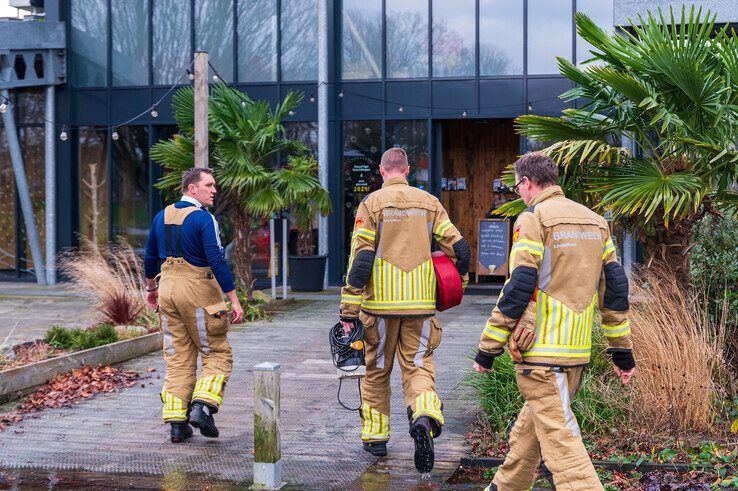 In beeld: Brandweer en gemeente bestrijden wateroverlast in Park de Wezenlanden - Foto: Peter Denekamp