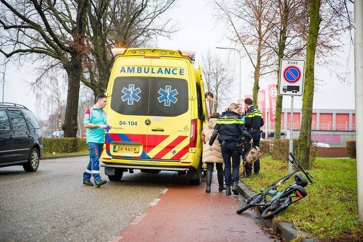 Hulpverleners ontfermen zich over de gewonde fietsster. - Foto: Hugo Janssen