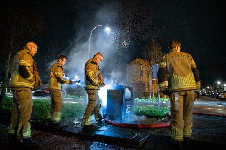 Brandweerlieden laten de brandende container vol lopen met water.  - Foto: Hugo Janssen