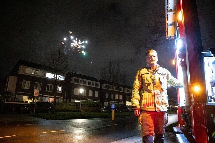 Brandweer blust brand in ondergrondse container in Stadshagen - Foto: Hugo Janssen