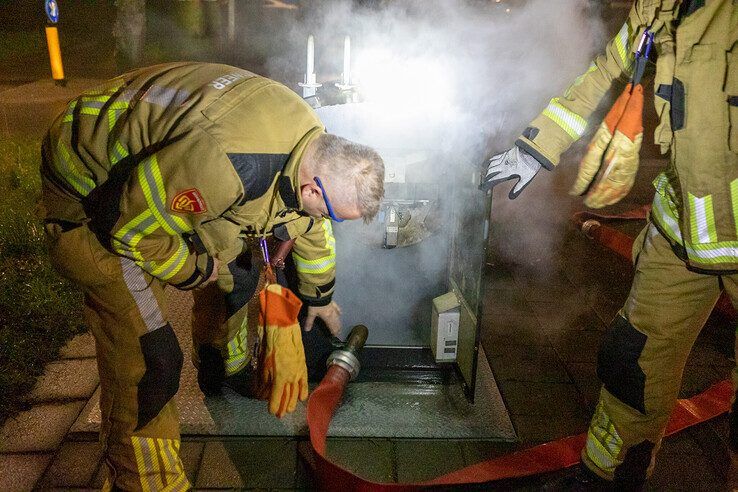 Brandweer blust brand in ondergrondse container in Stadshagen - Foto: Ruben Meinten