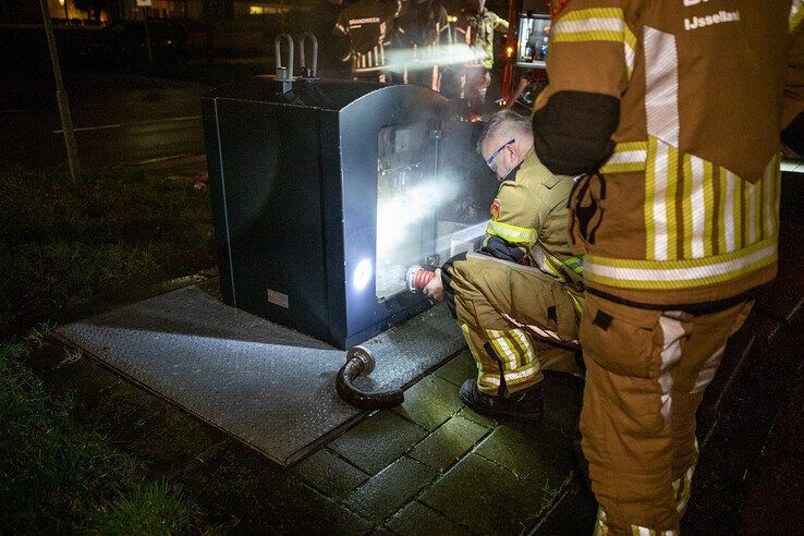 Brandweer blust brand in ondergrondse container in Stadshagen - Foto: Ruben Meinten