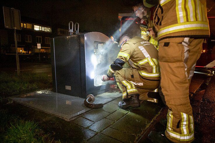 Brandweer blust brand in ondergrondse container in Stadshagen - Foto: Ruben Meinten