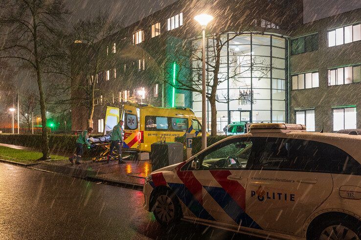 Politie en ambulancedienst bij het azc aan de Meeuwenlaan. - Foto: Peter Denekamp