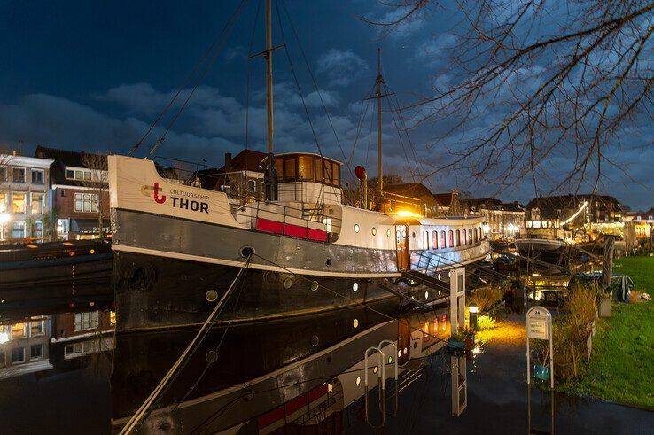 Cultuurschip Thor lag dinsdagavond tijdens de hoogwaterpiek op grote hoogte. - Foto: Peter Denekamp